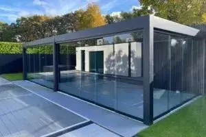 stralende-afwerking-glazen-wanden