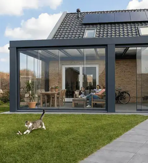 Moderne-woning-met-strakke-architectuur-en-Cubeline-Cube-tuinkamer-ontworpen-voor-luxe-en-comfort-in-een-winterse Moderne-woning-met-strakke-architectuur-en-Cubeline-Cube-tuinkamer-ontworpen-voor-luxe-en-comfort-in-een-winterse