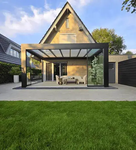 Netjes-aangelegd-gazon-naast-een-moderne-woning-met-Cubeline-veranda-en-Cube-overkapping-zichtbaar Netjes-aangelegd-gazon-naast-een-moderne-woning-met-Cubeline-veranda-en-Cube-overkapping-zichtbaar